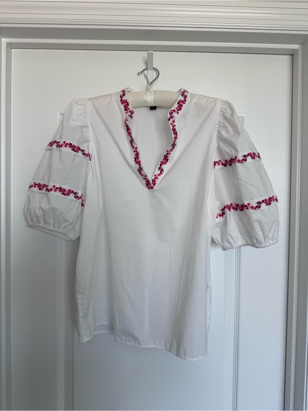 Ann Taylor White V-Neck Puff Sleeve Blouse with Pink Embroidery